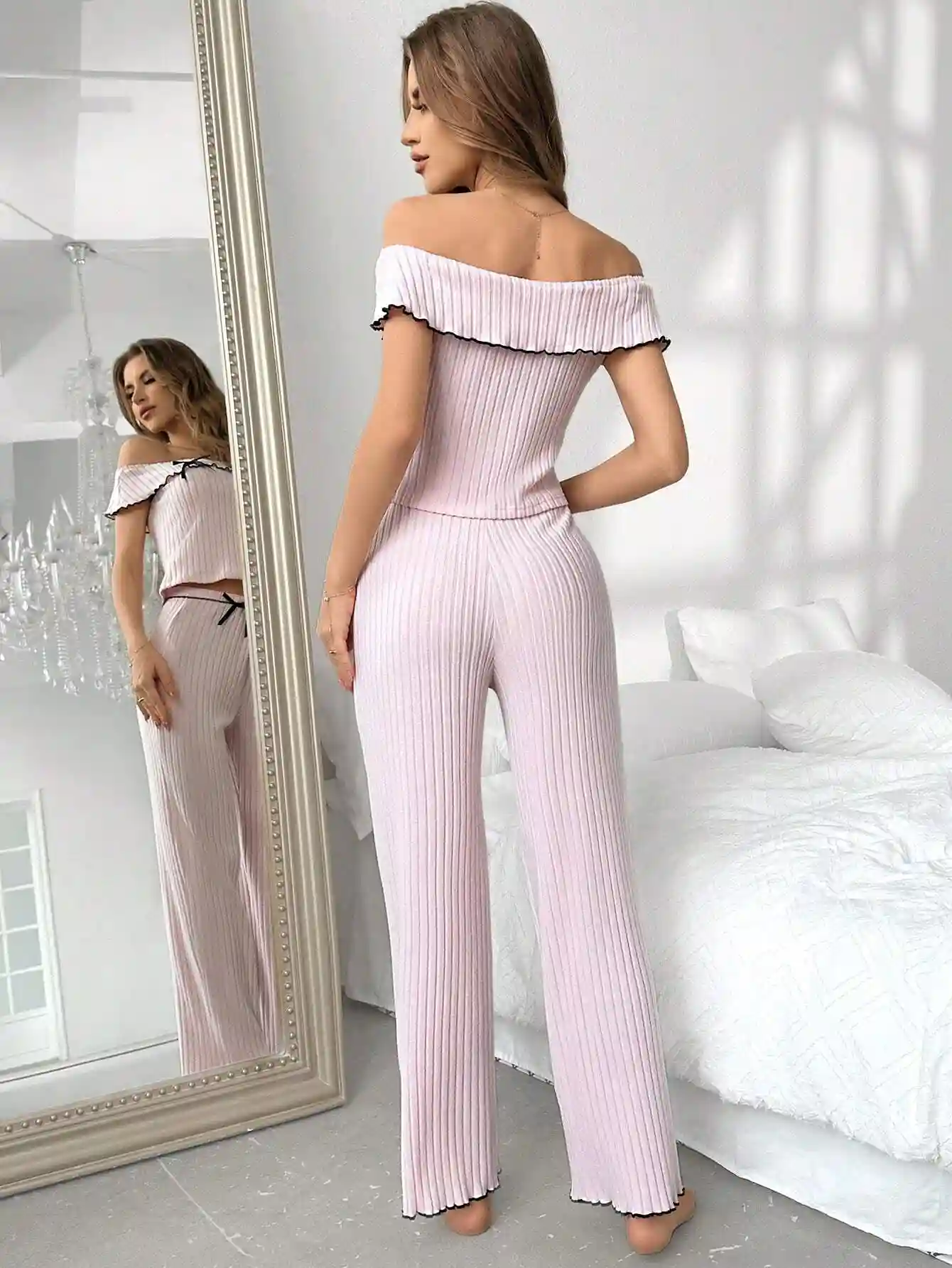 Combi-short Rose Pâle à Épaules Dénudées avec Noeud et Volants – Style Décontracté Femme