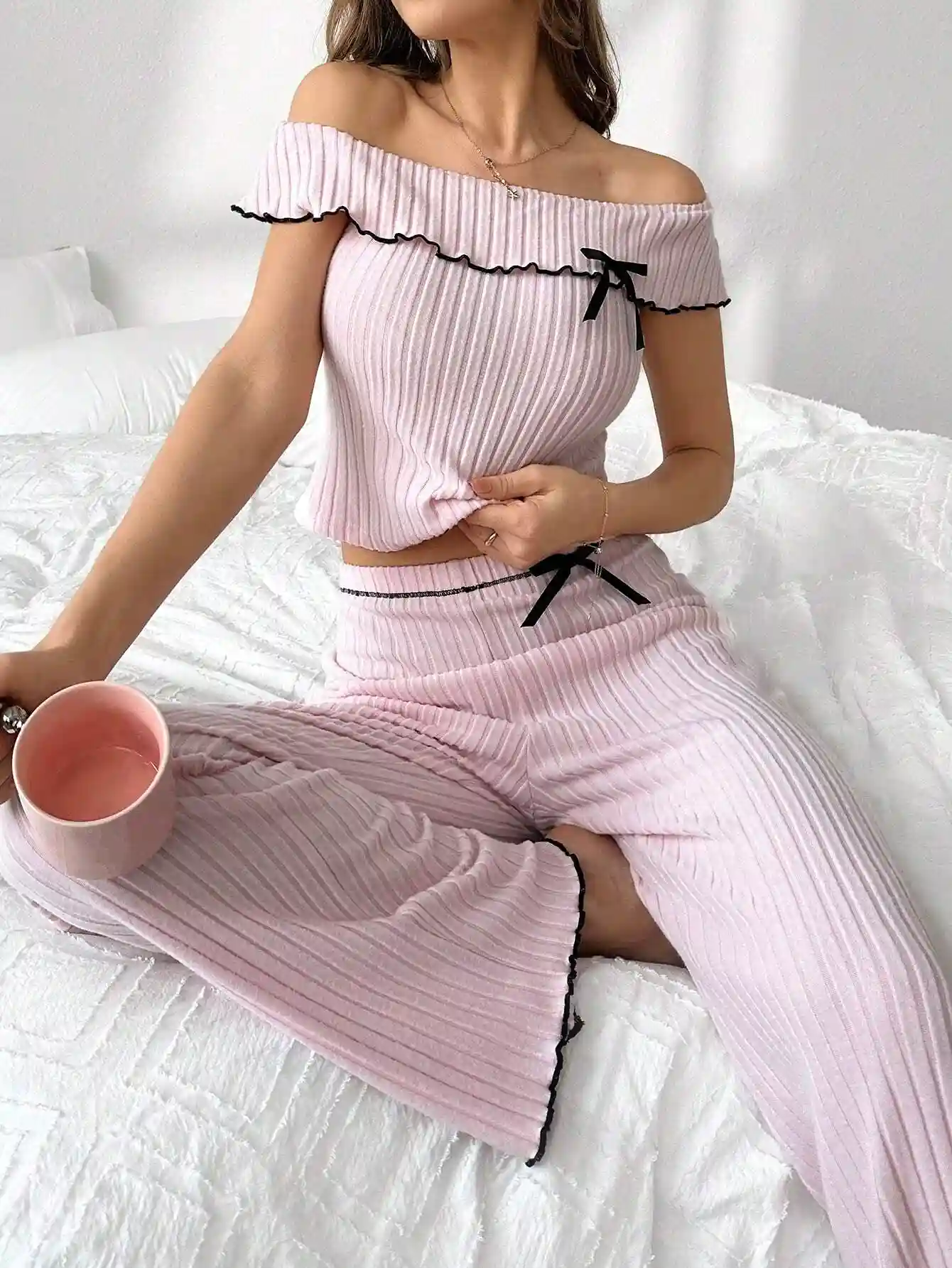 Combi-short Rose Pâle à Épaules Dénudées avec Noeud et Volants – Style Décontracté Femme