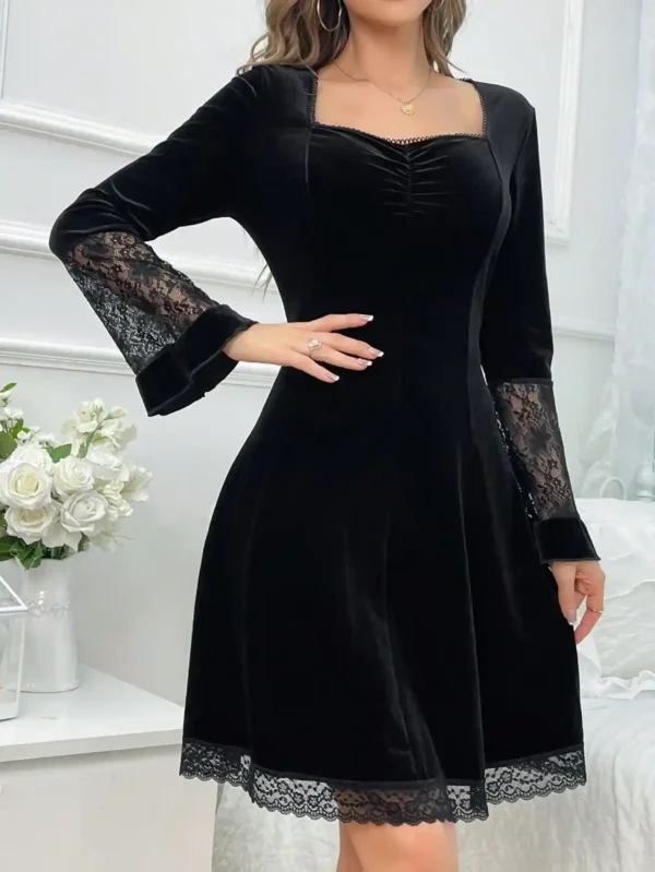 Robe de Nuit Élégante Noire avec Panneau en Dentelle et Manches Évasées