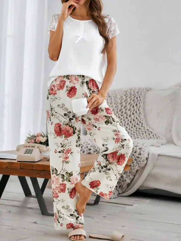 Ensemble Pyjama Multicolore avec Top Dentelle et Pantalon Oversize à Imprimé Floral