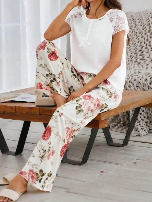 Ensemble Pyjama Multicolore avec Top Dentelle et Pantalon Oversize à Imprimé Floral