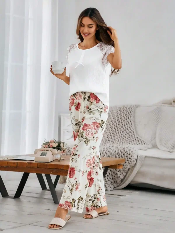 Ensemble Pyjama Multicolore avec Top Dentelle et Pantalon Oversize à Imprimé Floral