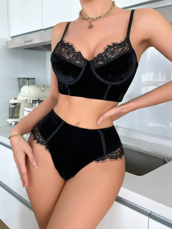 Ensemble Lingerie en Dentelle avec Soutien-Gorge à Armatures et Culotte Taille Haute
