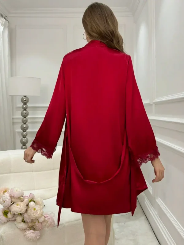 Ensemble Robe de Pyjama Satin avec Camisole en Dentelle et Ceinture