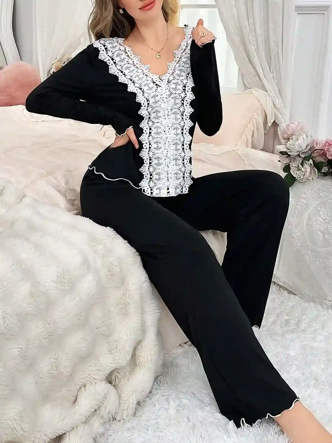 Ensemble de Lingerie en Dentelle Noir et Blanc avec Boutons