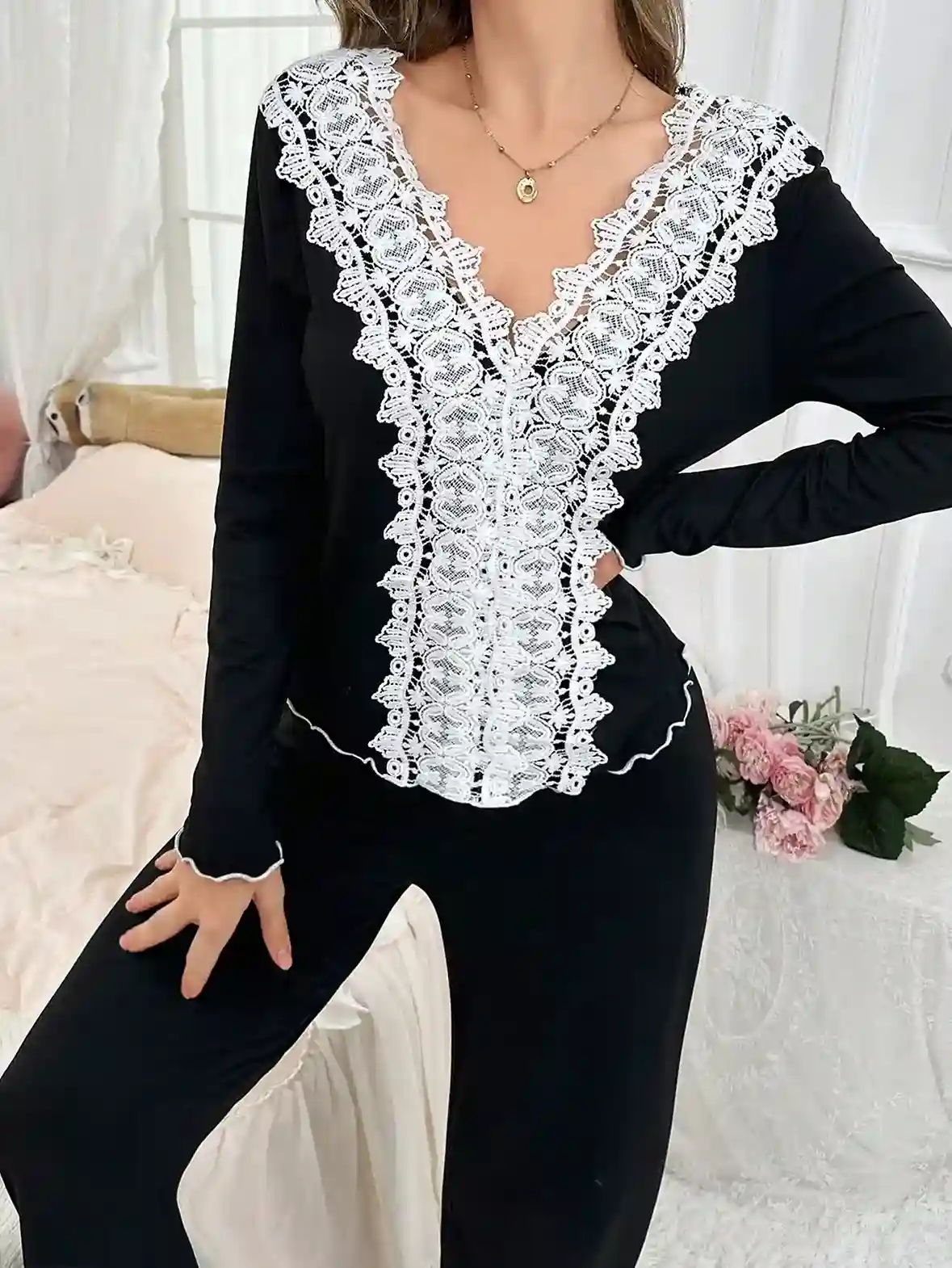 Ensemble de Lingerie en Dentelle Noir et Blanc avec Boutons