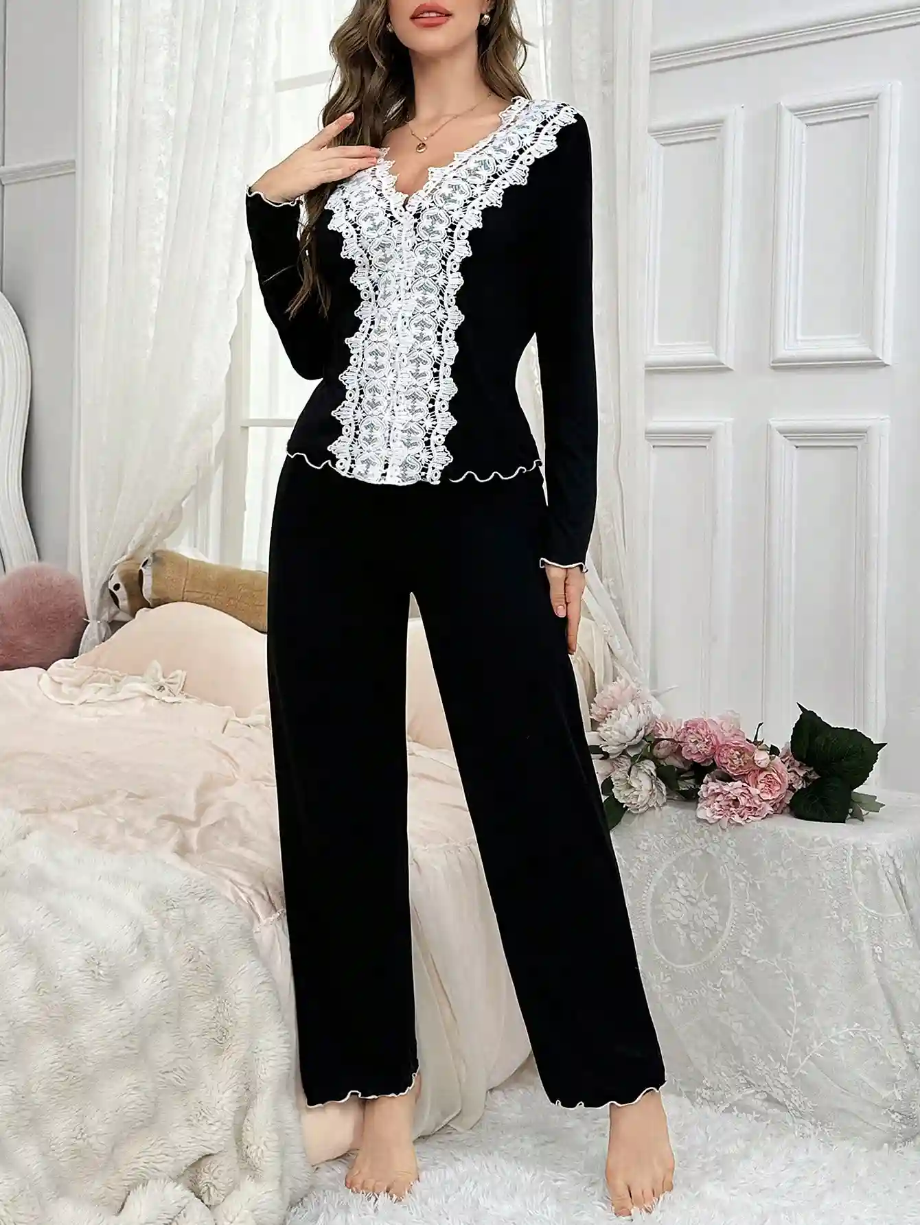 Ensemble de Lingerie en Dentelle Noir et Blanc avec Boutons