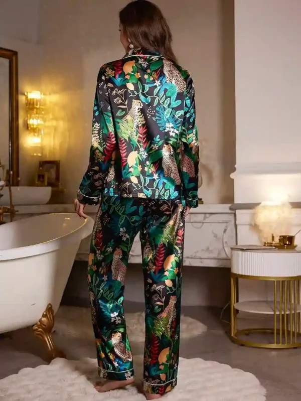 Ensemble Pyjama Femme Satin avec Col Polo et Motif Léopard & Plantes