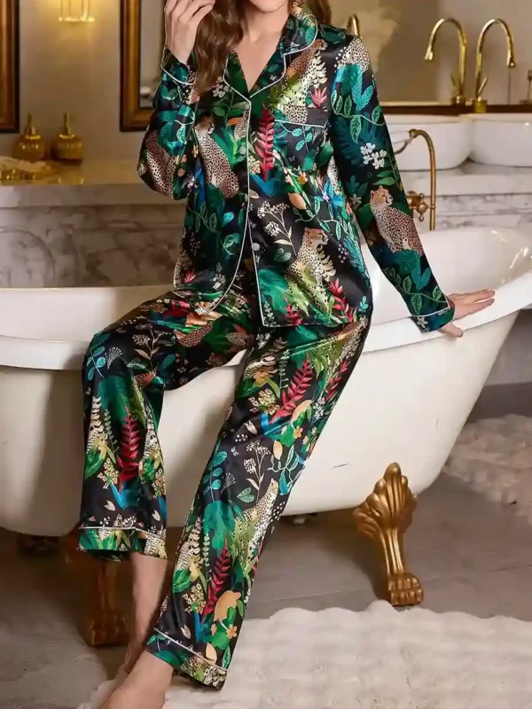 Ensemble Pyjama Femme Satin avec Col Polo et Motif Léopard & Plantes