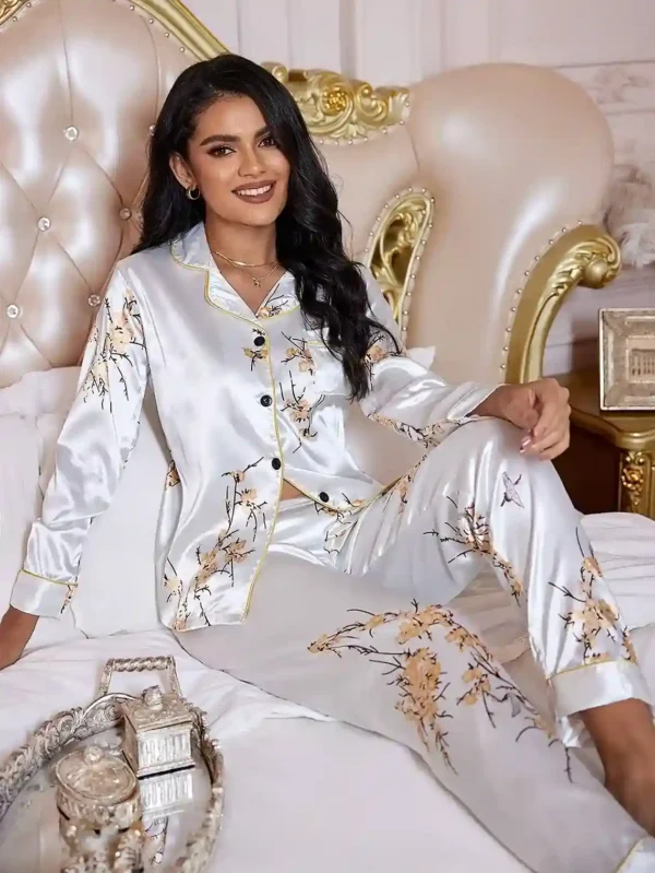 LuxeNights Ensemble de Pyjama Satin Blanc avec Imprimé Floral, Poches Patchées et Passepoil Contrastant