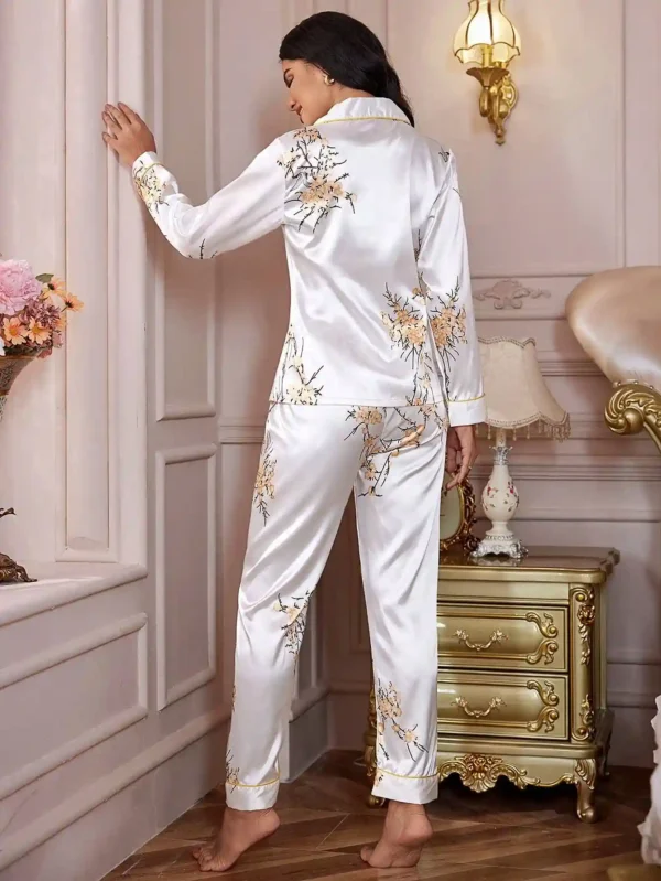 LuxeNights Ensemble de Pyjama Satin Blanc avec Imprimé Floral, Poches Patchées et Passepoil Contrastant