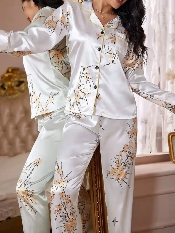 LuxeNights Ensemble de Pyjama Satin Blanc avec Imprimé Floral, Poches Patchées et Passepoil Contrastant