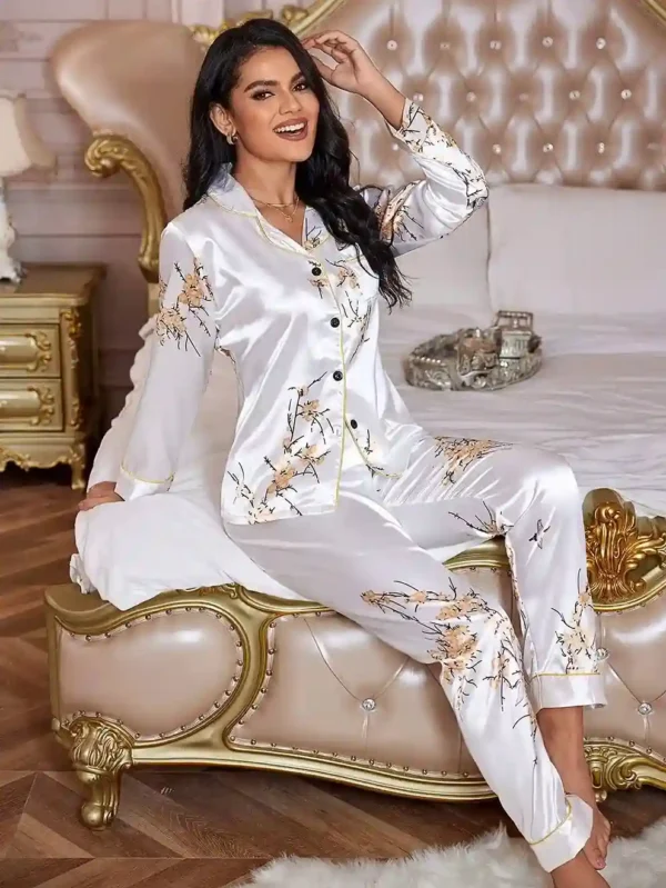 LuxeNights Ensemble de Pyjama Satin Blanc avec Imprimé Floral, Poches Patchées et Passepoil Contrastant