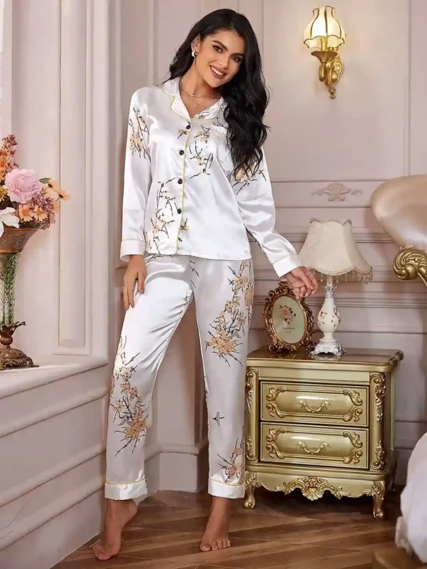 LuxeNights Ensemble de Pyjama Satin Blanc avec Imprimé Floral, Poches Patchées et Passepoil Contrastant