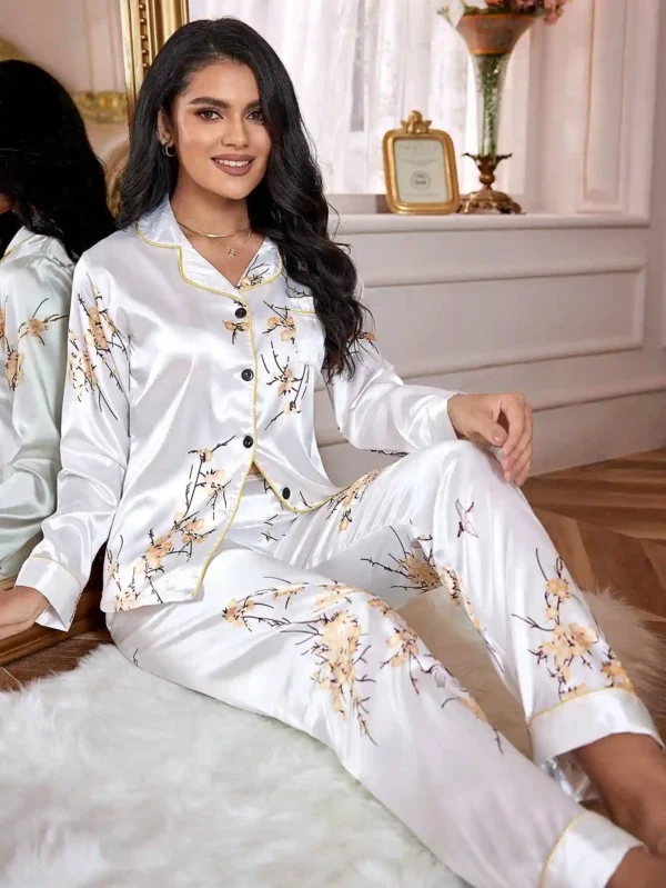 LuxeNights Ensemble de Pyjama Satin Blanc avec Imprimé Floral, Poches Patchées et Passepoil Contrastant