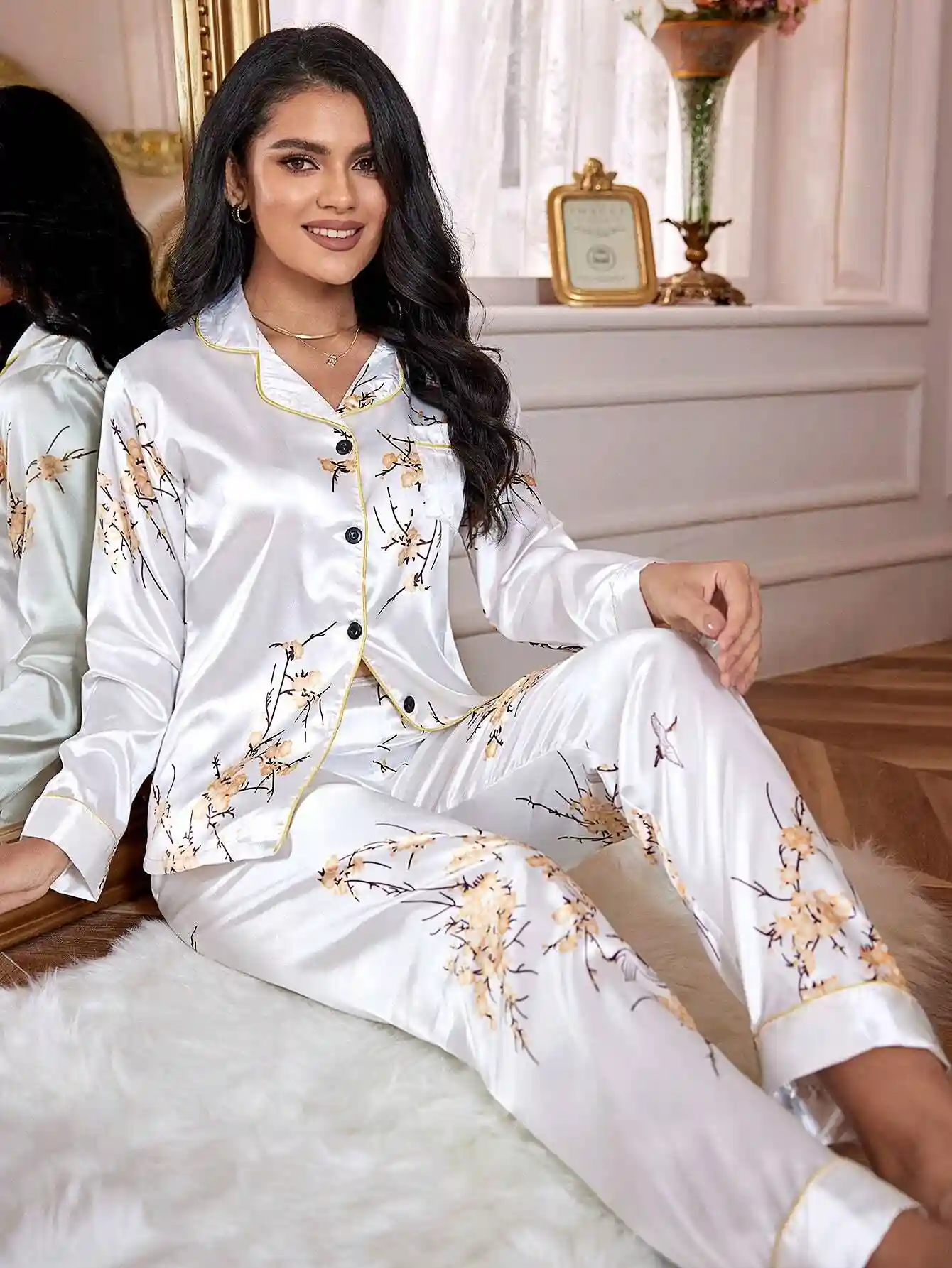 LuxeNights Ensemble de Pyjama Satin Blanc avec Imprimé Floral, Poches Patchées et Passepoil Contrastant