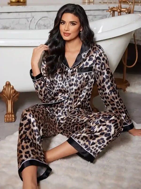 Ensemble Vêtements de Nuit Satin Imprimé Léopard avec Haut Manches Longues et Pantalon