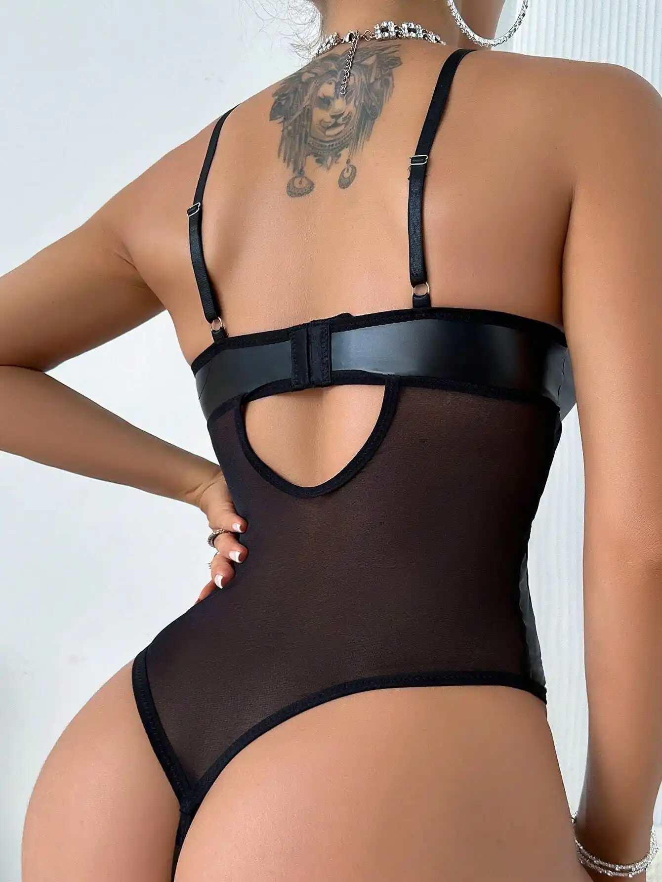 Ensemble Lingerie Punk Noir avec Décolleté Plongeant et Tanga