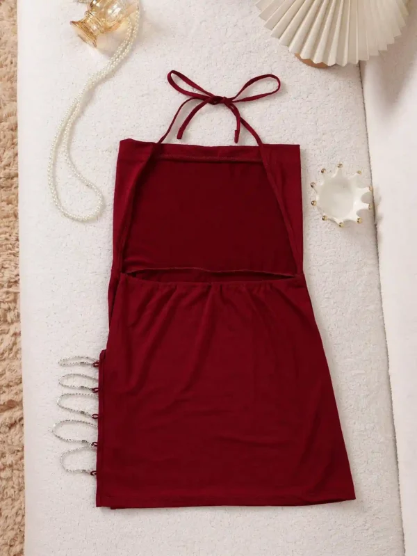 Robe de nuit rouge foncé à décolleté plongeant et chaîne décorative