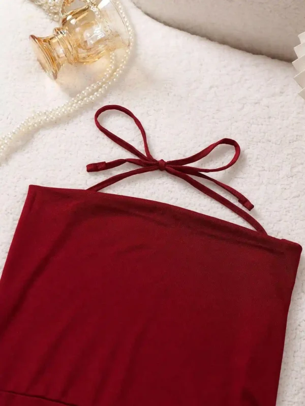 Robe de nuit rouge foncé à décolleté plongeant et chaîne décorative