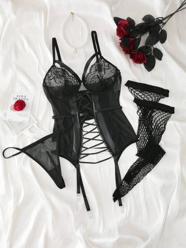 Opulent Queen – Ensemble 3 Pièces en Dentelle Croisée