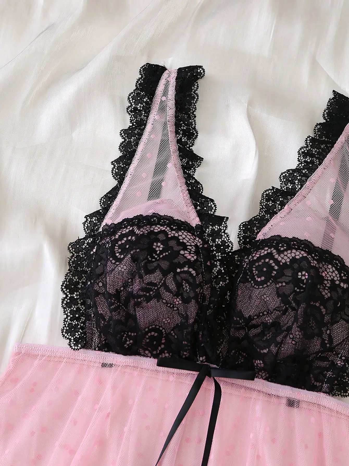 Ensemble romantique 2 pièces: Chemise de nuit en dentelle florale avec volant et papillon